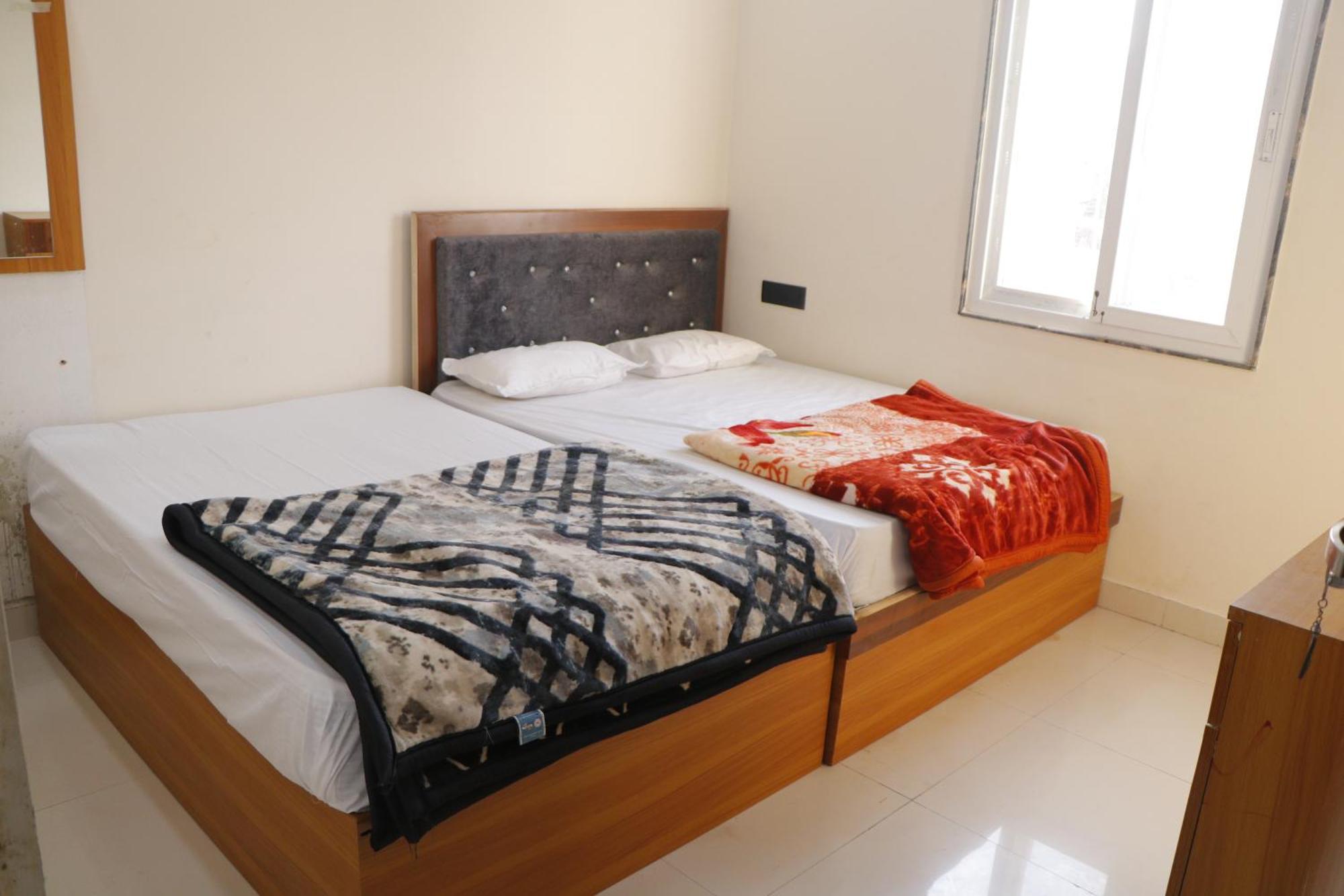 Dolphin Guest House Mathura Exteriör bild